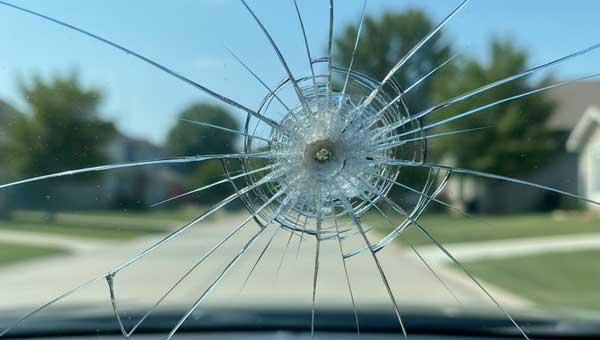 Как избежать трещин на лобовом стекле